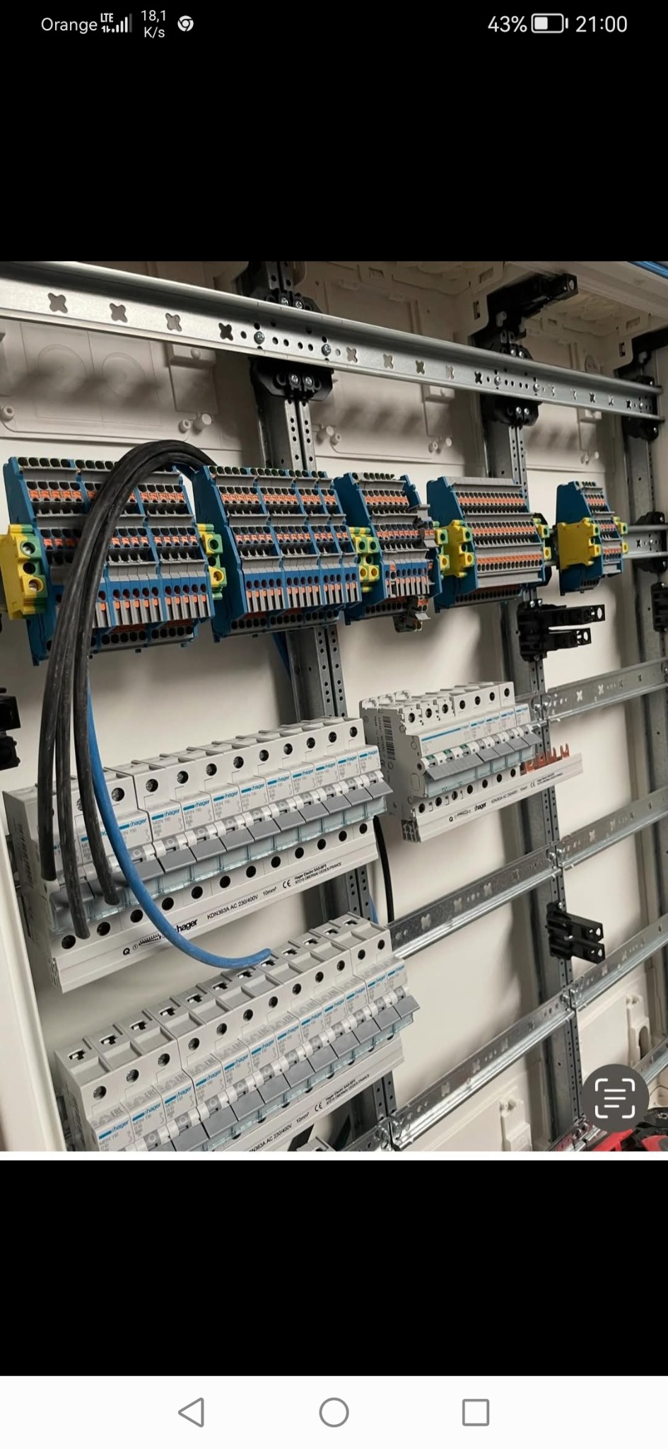 Rozdzielnica elektryczna z zamontowanymi bezpiecznikami i listwami zaciskowymi, kable w peszlach. Profesjonalny montaż wewnątrz skrzynki elektrycznej.