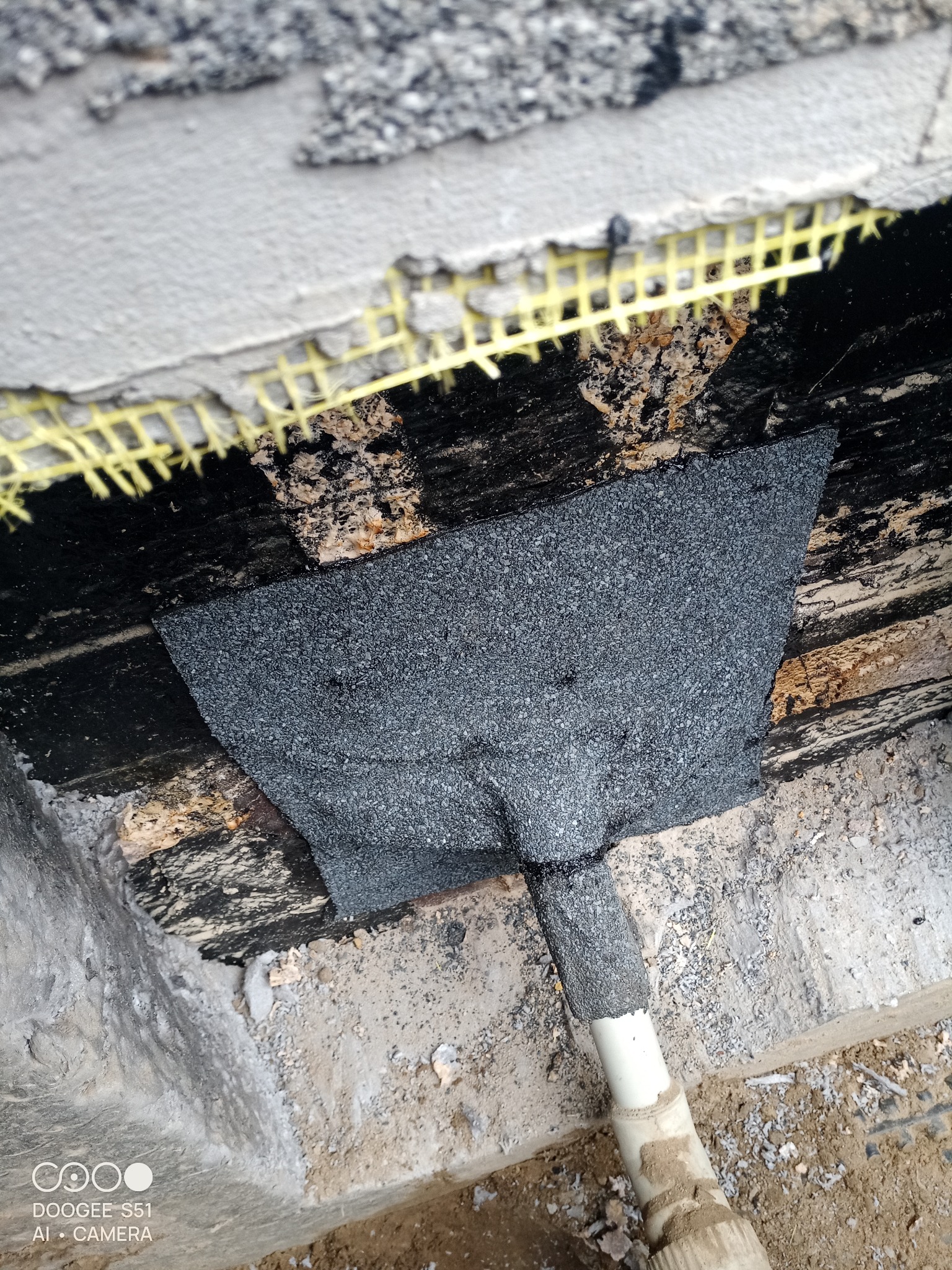 Fragment dachu z papy termozgrzewalnej, widoczne detale izolacji i warstwy wykończeniowe. Ujęcie z bliska prezentuje strukturę materiałów i precyzję wykonania.