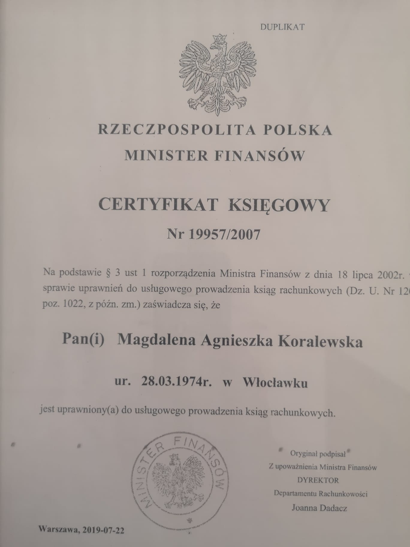 Duplikat certyfikatu księgowego Ministerstwa Finansów Rzeczypospolitej Polskiej nr 19957/2007, potwierdzający uprawnienia Magdaleny Agnieszki Koralewskiej do usługowego prowadzenia ksiąg...