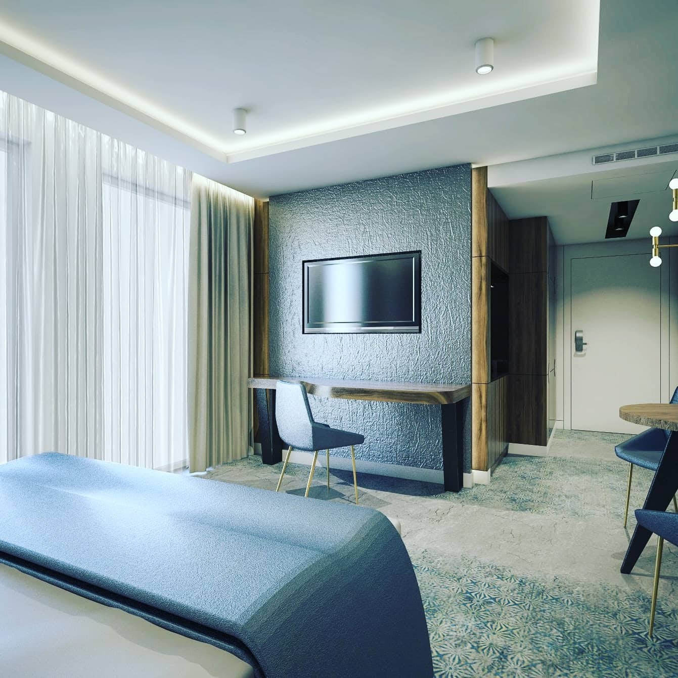 Nowoczesna sypialnia hotelowa z łóżkiem w odcieniach błękitu, biurkiem z telewizorem na teksturowanej ścianie, oraz krzesłami na złotych nóżkach, oświetlona listwą LED w suficie.