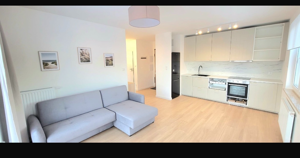 15 dni realizacji (szpachlowanie, malowanie, układanie podłóg, montaż drzwi, montaż oświetlenia) 52m2