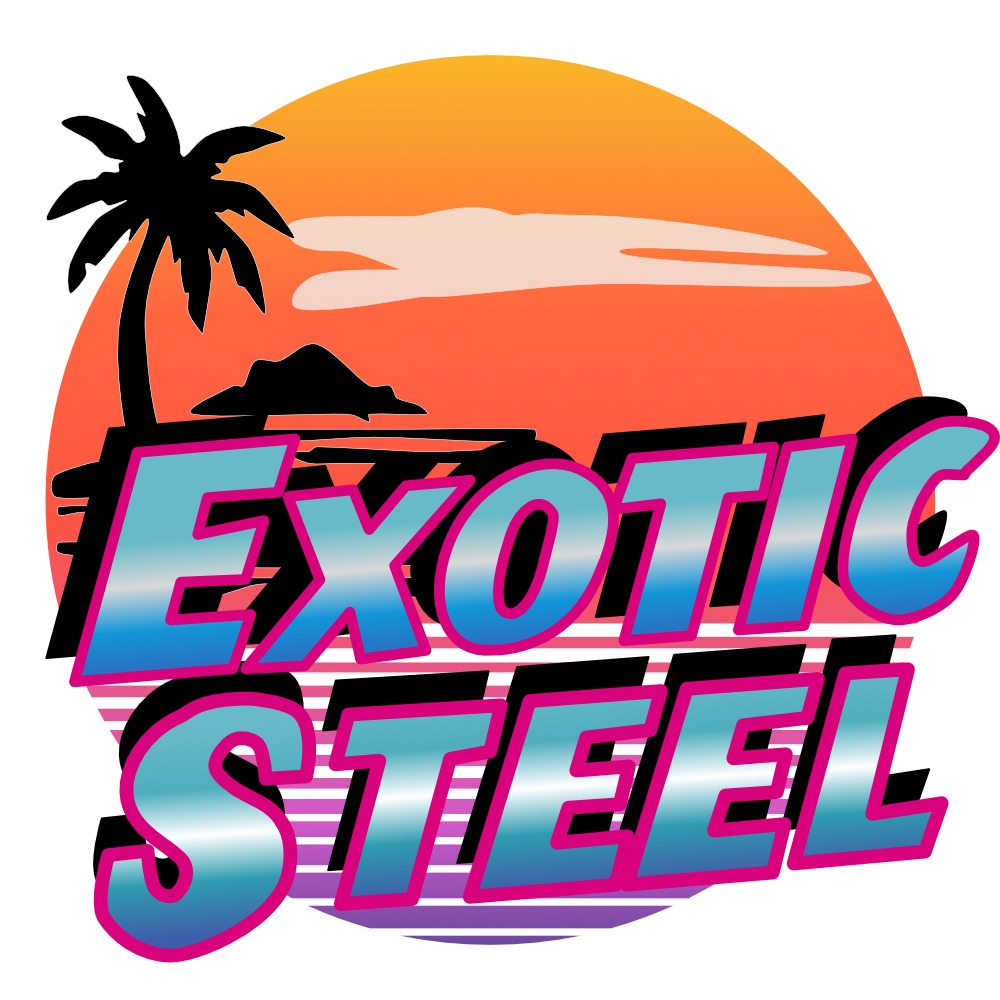 Retro logo z palmą na tle zachodzącego słońca i gradientowych pasków, z napisem 'Exotic Steel' w metalicznych, turkusowo-różowych literach z czarnym obrysem.