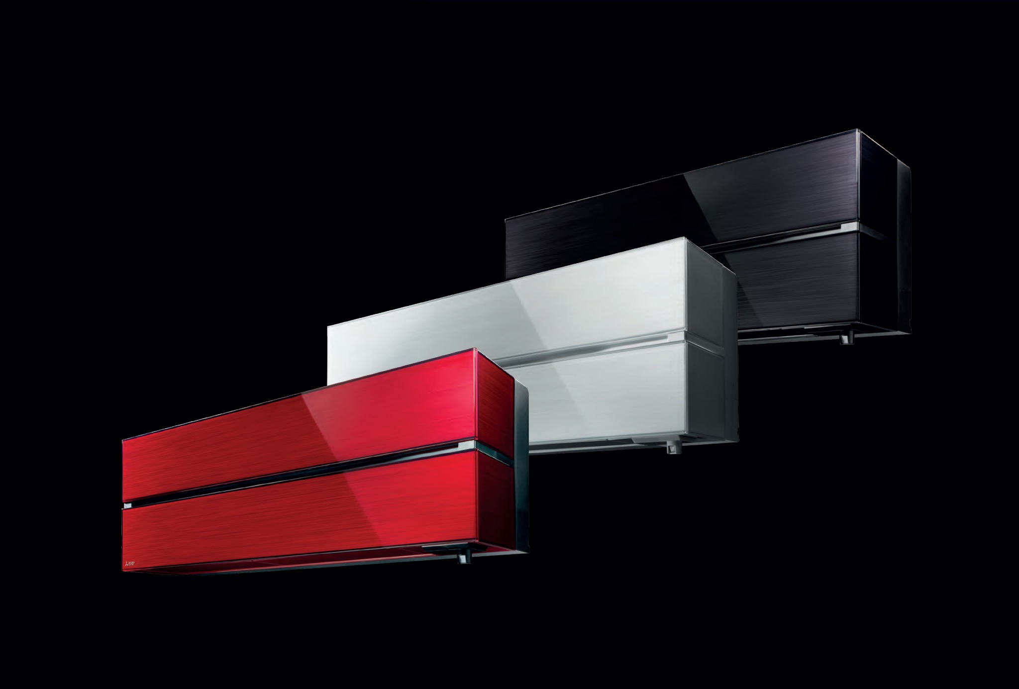 Trzy klimatyzatory ścienne w kolorach czerwonym, srebrnym i czarnym, ustawione pod kątem na czarnym tle, prezentujące nowoczesny design i wykończenie.
