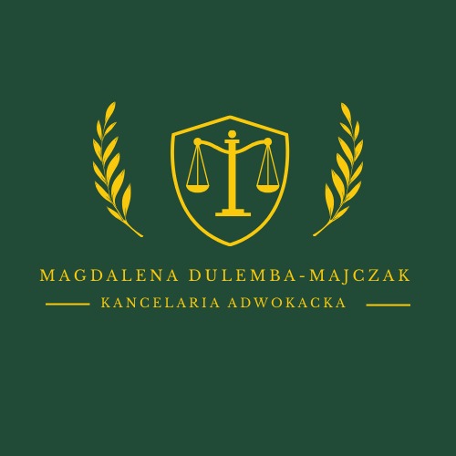 Eleganckie logo kancelarii adwokackiej: złote wagi sprawiedliwości w tarczy, otoczone wieńcami, nazwa 'Magdalena Dulemba-Majczak Kancelaria Adwokacka' na zielonym tle.
