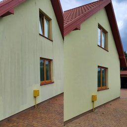 CleanPro Mateusz Grad - Porównanie elewacji domu przed i po czyszczeniu: po lewej stronie widoczne zabrudzenia, po prawej czysta, odświeżona ściana. Żółta skrzynka gazowa przy ścianie. Czerwona dachówka.