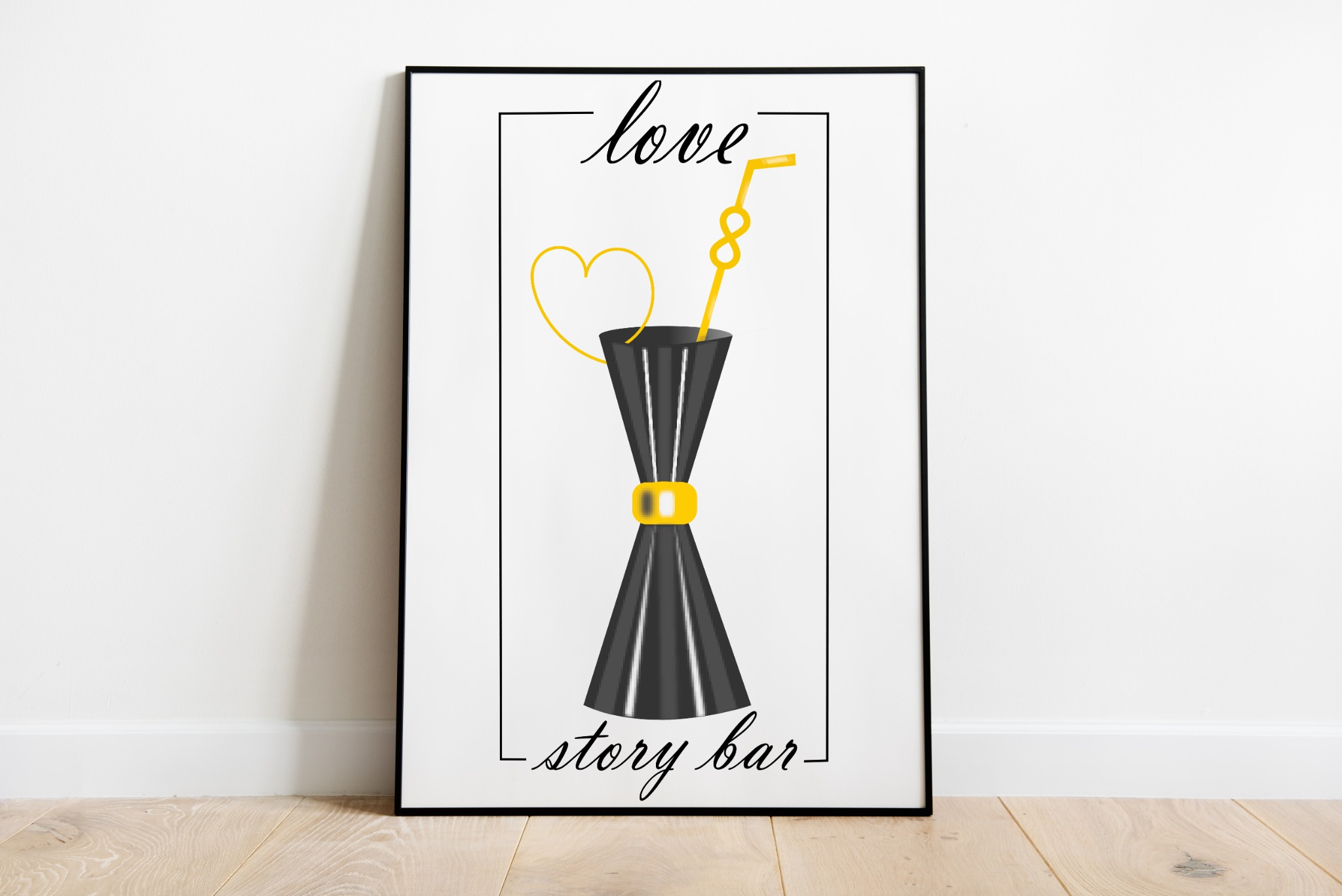 Grafika przedstawiająca czarny kieliszek barmański z żółtą słomką w kształcie ósemki i sercem, podpisana 'love story bar', oprawiona w czarną ramę, stojąca na drewnianej podłodze przy białej ścianie.
