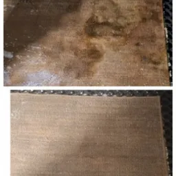 Dwa ujęcia tego samego brązowego dywanu: górne pokazuje dywan z widocznymi plamami i resztkami środka czyszczącego, dolne ujęcie prezentuje ten sam dywan po czyszczeniu, z widocznym efektem...