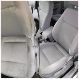 Fotografia przedstawia porównanie stanu tapicerki samochodowej przed i po czyszczeniu. Po lewej stronie widoczne są zabrudzenia na jasnoszarym materiale, a po prawej stronie ten sam materiał po...