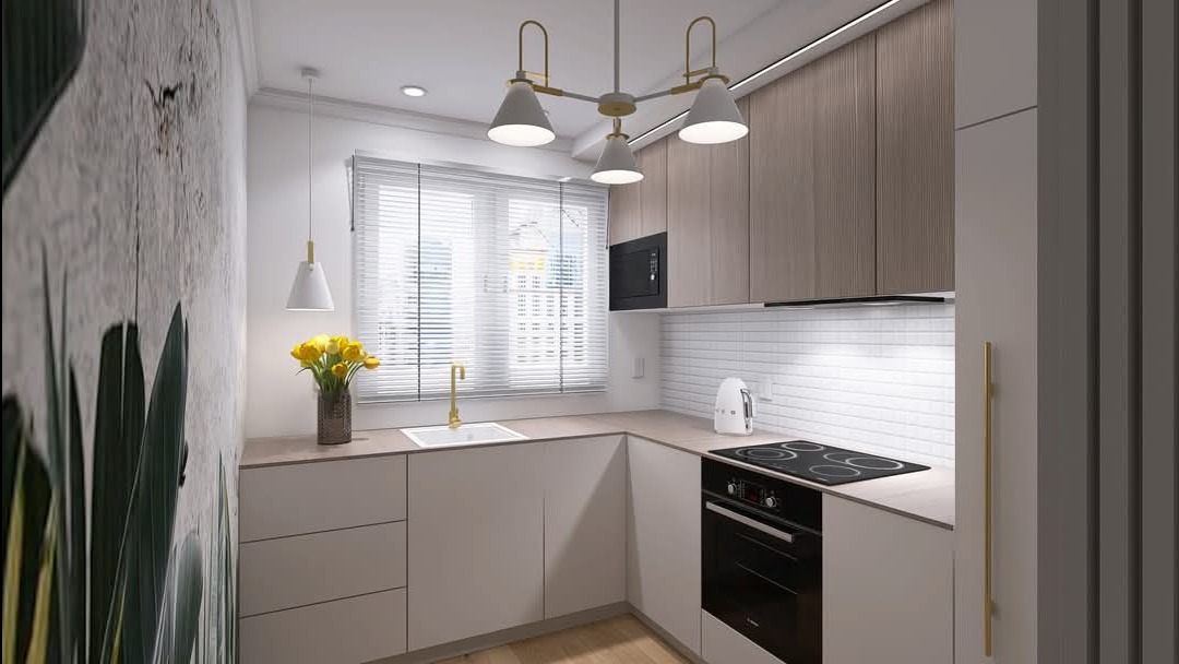 Nowoczesna kuchnia w jasnych barwach z drewnianymi szafkami górnymi, białymi dolnymi, płytą indukcyjną, piekarnikiem i białymi płytkami na ścianie, oświetlona przez designerską lampę sufitową...