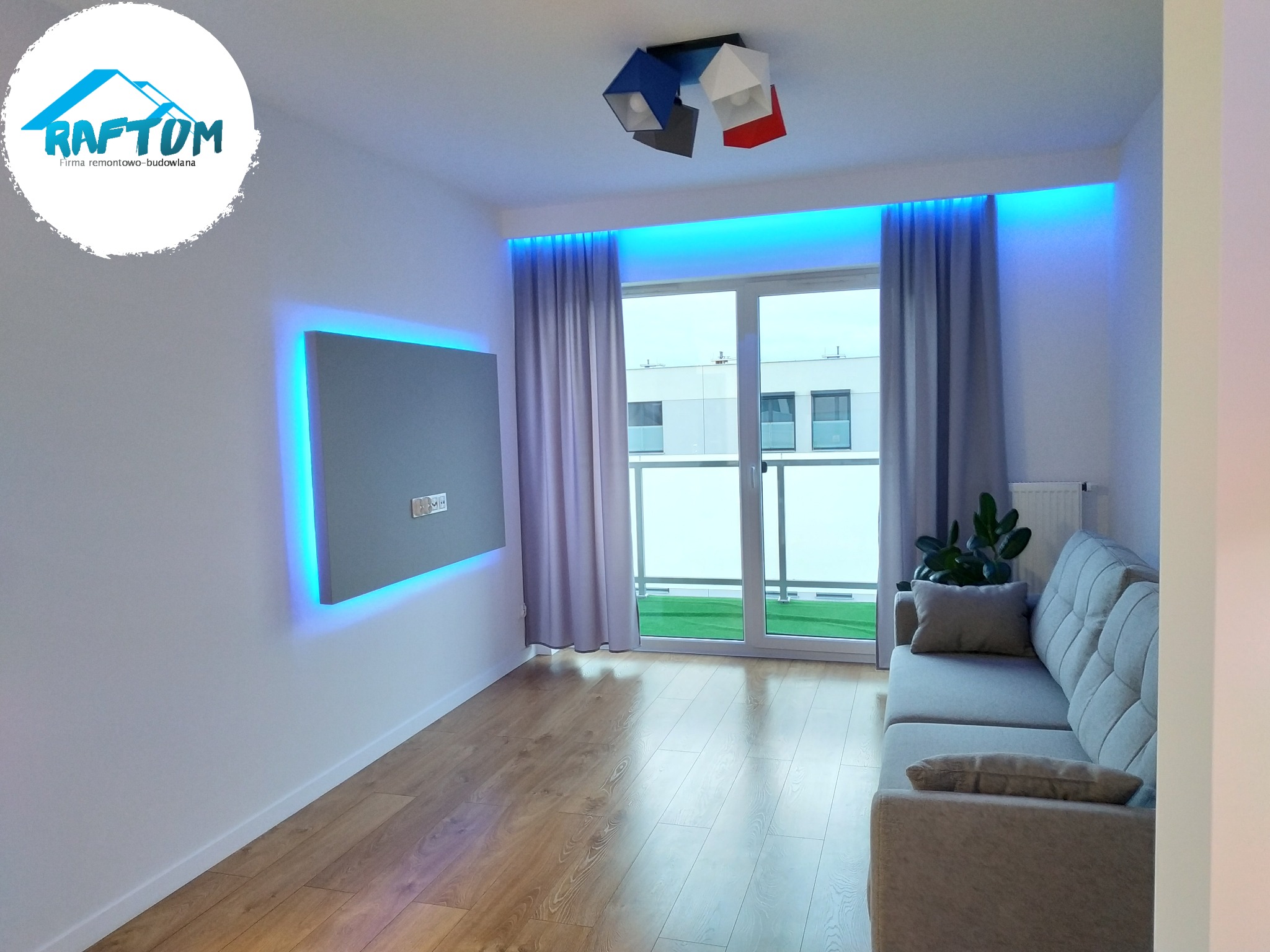 Nowoczesny salon w Gnieźnie z podświetlanym panelem ściennym, drewnianą podłogą i szarą sofą, oświetlony ledami za karniszem i designerską lampą sufitową.