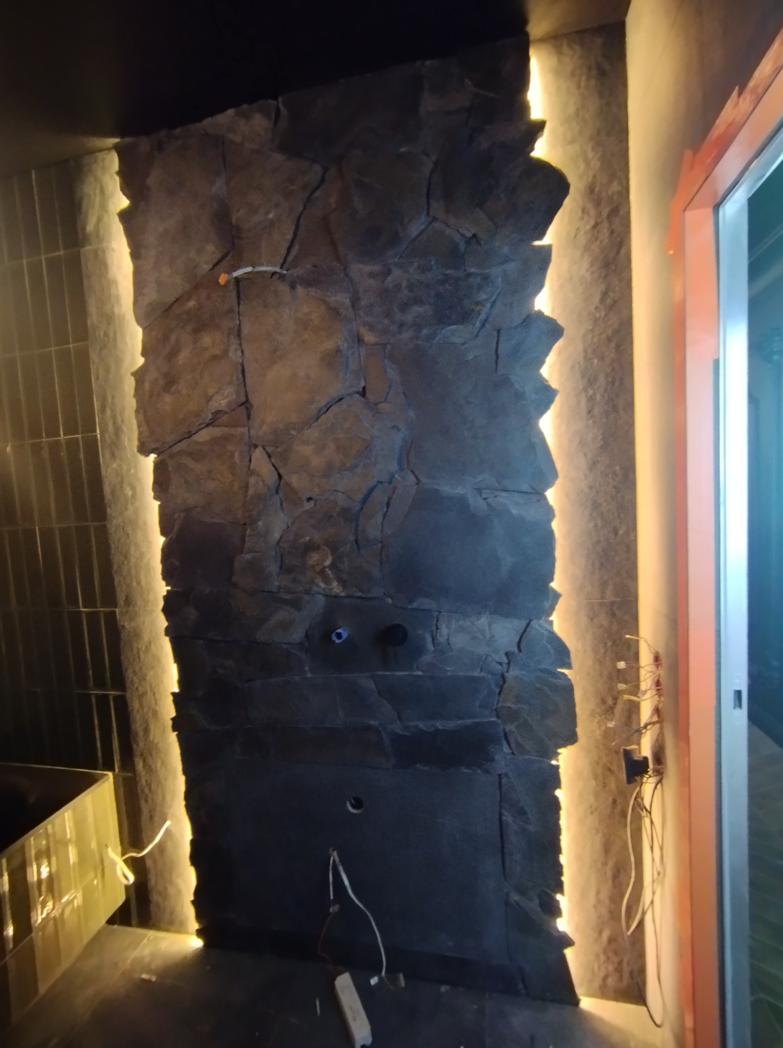 Widokowa ściana z kamienia w łazience