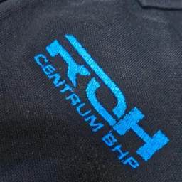 Granatowa koszula polo z wyhaftowanym niebieskim logo 'RDH CENTRUM BHP' na piersi.