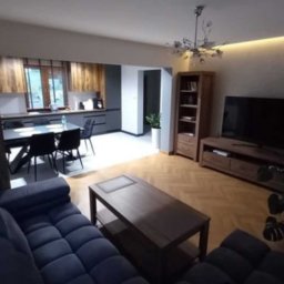 Realizacja kompleksowego wykończenia wnętrza. Zakres prac:
-wyrównanie ścian przy pomocy profili metalowych i płyt g-k + docieplenie wełną
-sufit podwieszany
-szpachlowanie, malowanie
tynk dekoracyjny
układanie podłogi
-skręcanie mebli
montaż drzwi