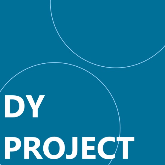 Graficzne logo 'DY PROJECT' na niebieskim tle z białymi okręgami w tle.