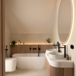 INA DESIGN Karolina Książek - Nowoczesna łazienka na poddaszu z owalnym lustrem z podświetleniem LED, drewnianymi akcentami i minimalistyczną armaturą w czarnym macie. Uwagę zwraca oświetlenie za wanną.