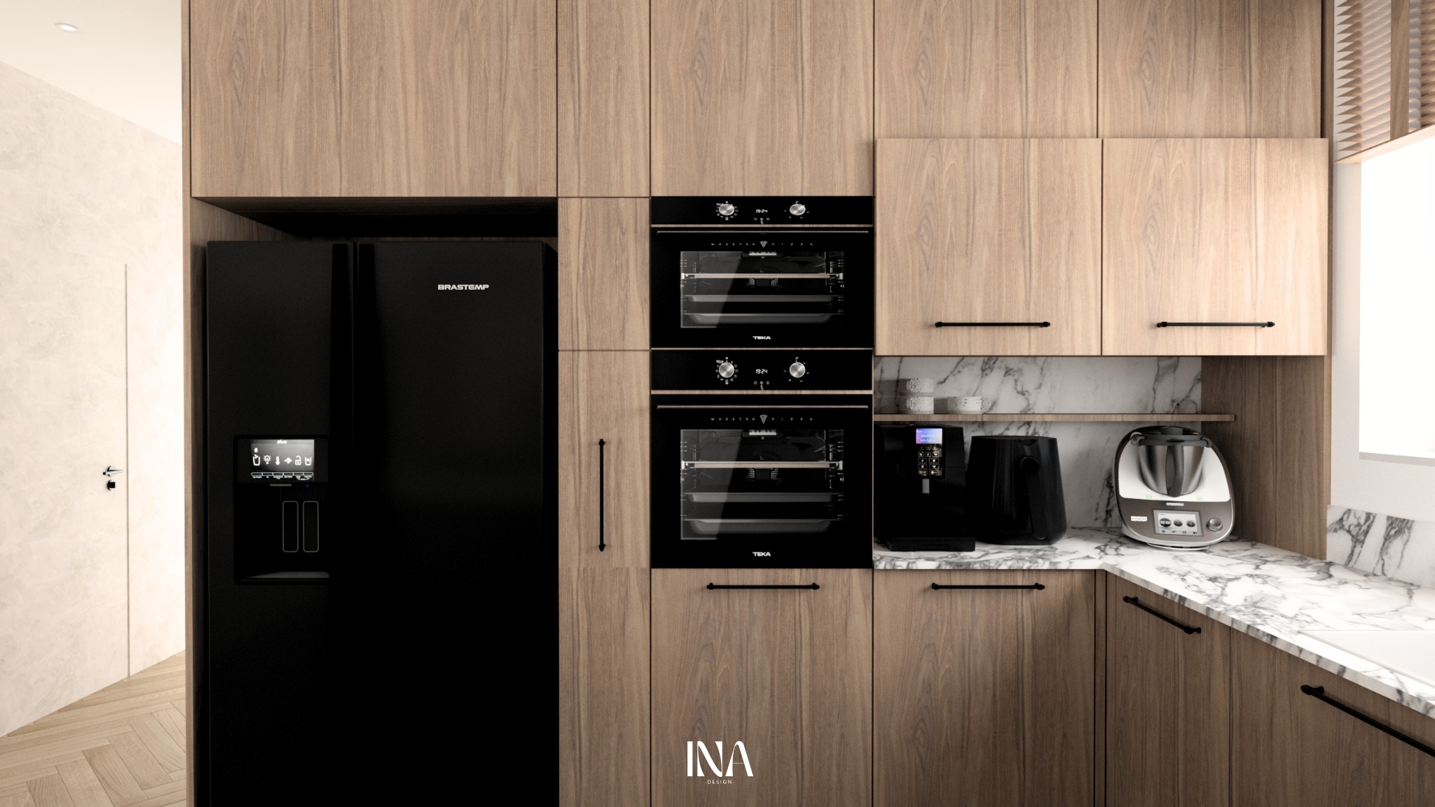 Nowoczesna kuchnia z drewnianymi szafkami, czarną lodówką i sprzętami AGD. Marmurowy blat i backsplash dodają elegancji. Minimalistyczne uchwyty podkreślają styl.