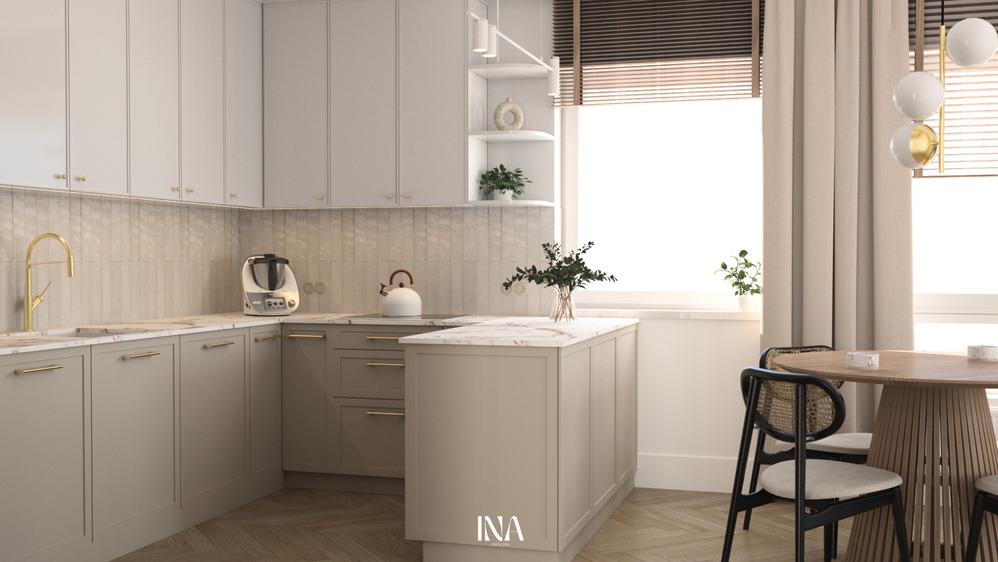 Beżowa kuchnia z wyspą i złotymi akcentami: bateria, uchwyty, lampa. Na blacie robot kuchenny i czajnik. W tle okno z roletami i zasłoną.