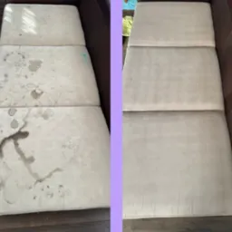 Porównanie: Brudna, poplamiona kanapa z jasną tapicerką (po lewej) i ta sama kanapa po czyszczeniu, z widoczną poprawą koloru i usunięciem plam (po prawej).