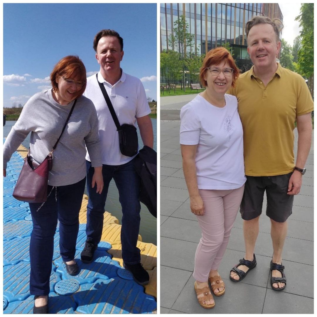 Dwa zdjęcia kolażowe: na pierwszym para stoi na niebieskim pomoście nad wodą, a na drugim para stoi na chodniku przed nowoczesnym budynkiem z przeszkloną fasadą.