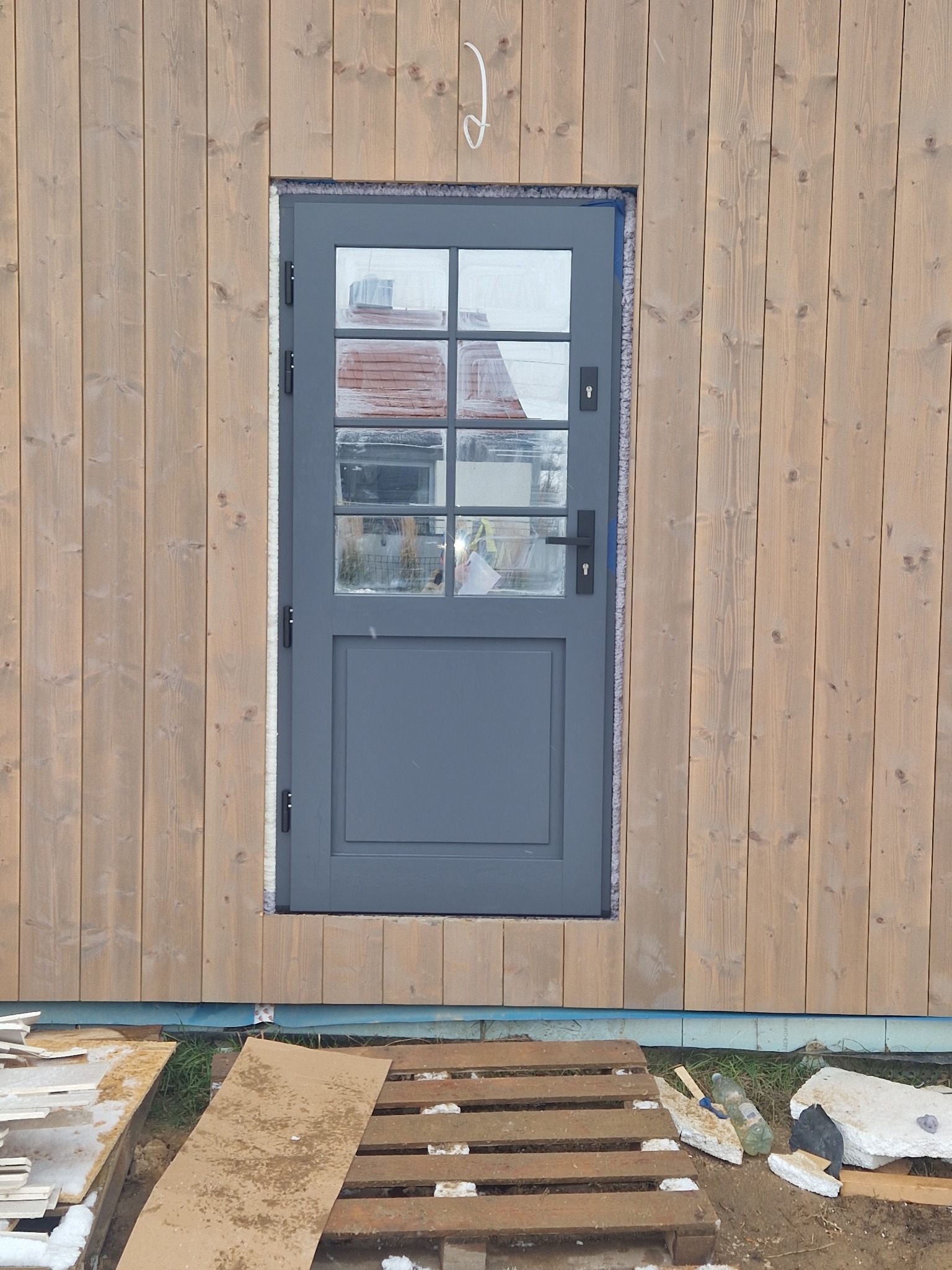 Montaz drzwi w domu szkieletowym