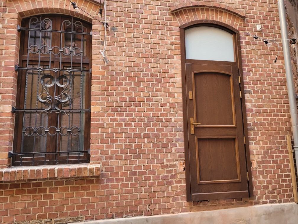 Drzwi zew wykonane i zamontowane zgodnie z wymogami konserwatora zabytków