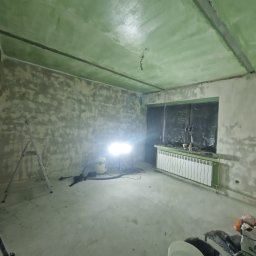 Po odpyleniu ścian oraz zagruntowaniu możemy kłaść gładź 