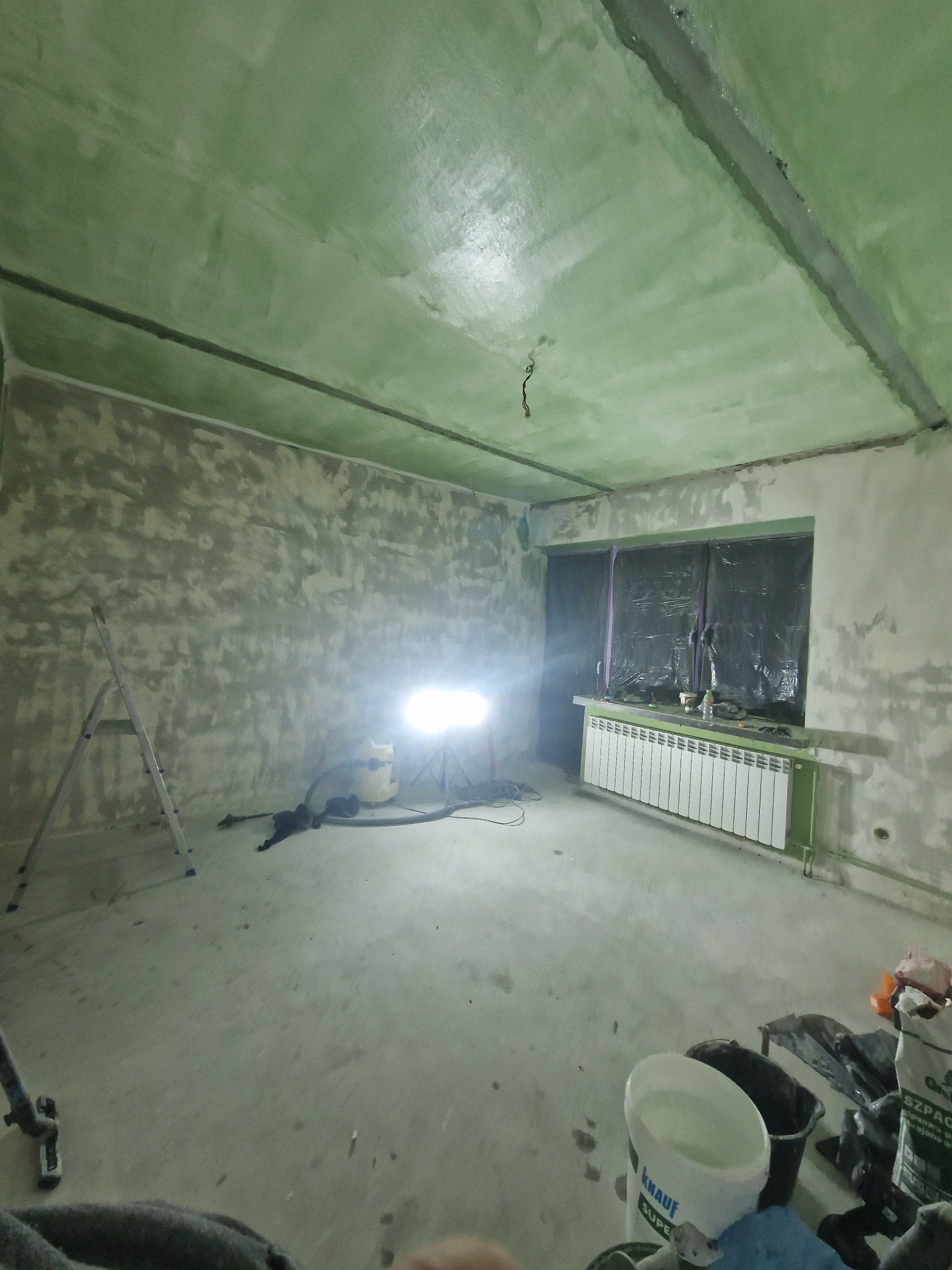 Po odpyleniu ścian oraz zagruntowaniu możemy kłaść gładź