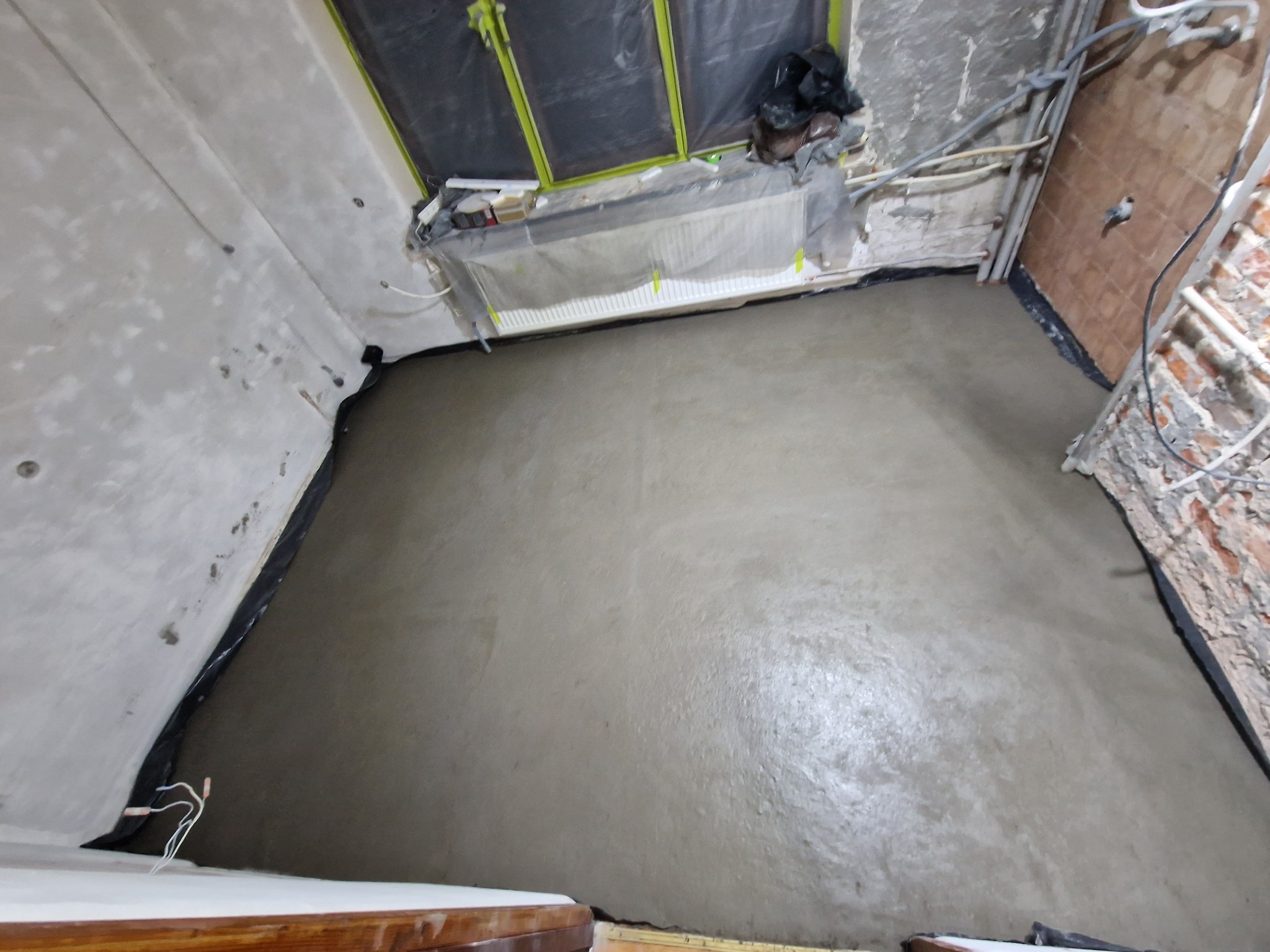 Oraz wylana posadzka pod płytki