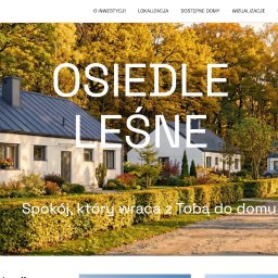 WooCado - Opieka nad stronami internetowymi - Specjalista WordPress & SEO - Zrzut ekranu strony internetowej 'Osiedle Leśne' z nagłówkiem, nawigacją i zdjęciem nowoczesnych domów w jesiennym lesie, z parą ze wózkiem.