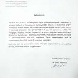 Skan zaświadczenia z Uniwersytetu Zielonogórskiego o udziale studentki w projekcie 'Inicjatywy i Ludzie w Kulturze Lubuskiej - Nowe Przestrzenie', z datą 10.01.2013 i podpisem koordynatorki projektu.