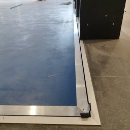 Michał Dobija - Niebieska posadzka żywiczna z metalową listwą wykończeniową na styku z szarą podłogą