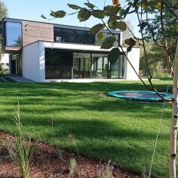 Nowoczesny dom pasywny położony w Konstancinie wyróżnia się swoją minimalistyczną architekturą i zaawansowanymi technologiami, które gwarantują niskie zużycie energii. 