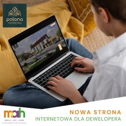 MAH - Media Art Home - Sebastian Winnicki - Chłopiec siedzi z laptopem na kolanach, przeglądając stronę internetową dewelopera z wizualizacją osiedla domów jednorodzinnych, logo firmy deweloperskiej widoczne w lewym górnym rogu ekranu.