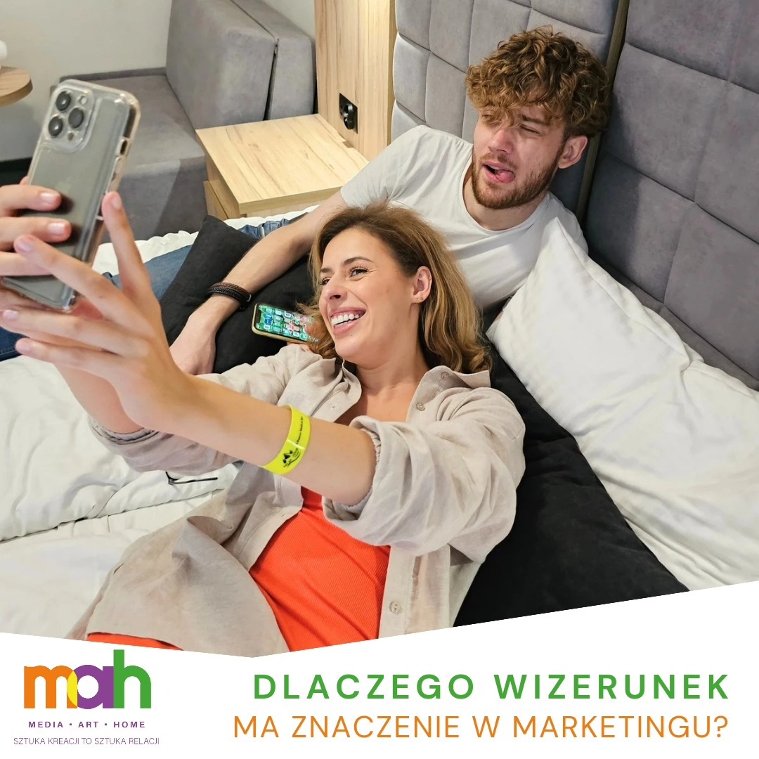 Uśmiechnięta kobieta robi selfie z mężczyzną leżącym za nią na łóżku; w tle poduszki i zagłówek, a na pierwszym planie tekst 'Dlaczego wizerunek ma znaczenie w marketingu?'