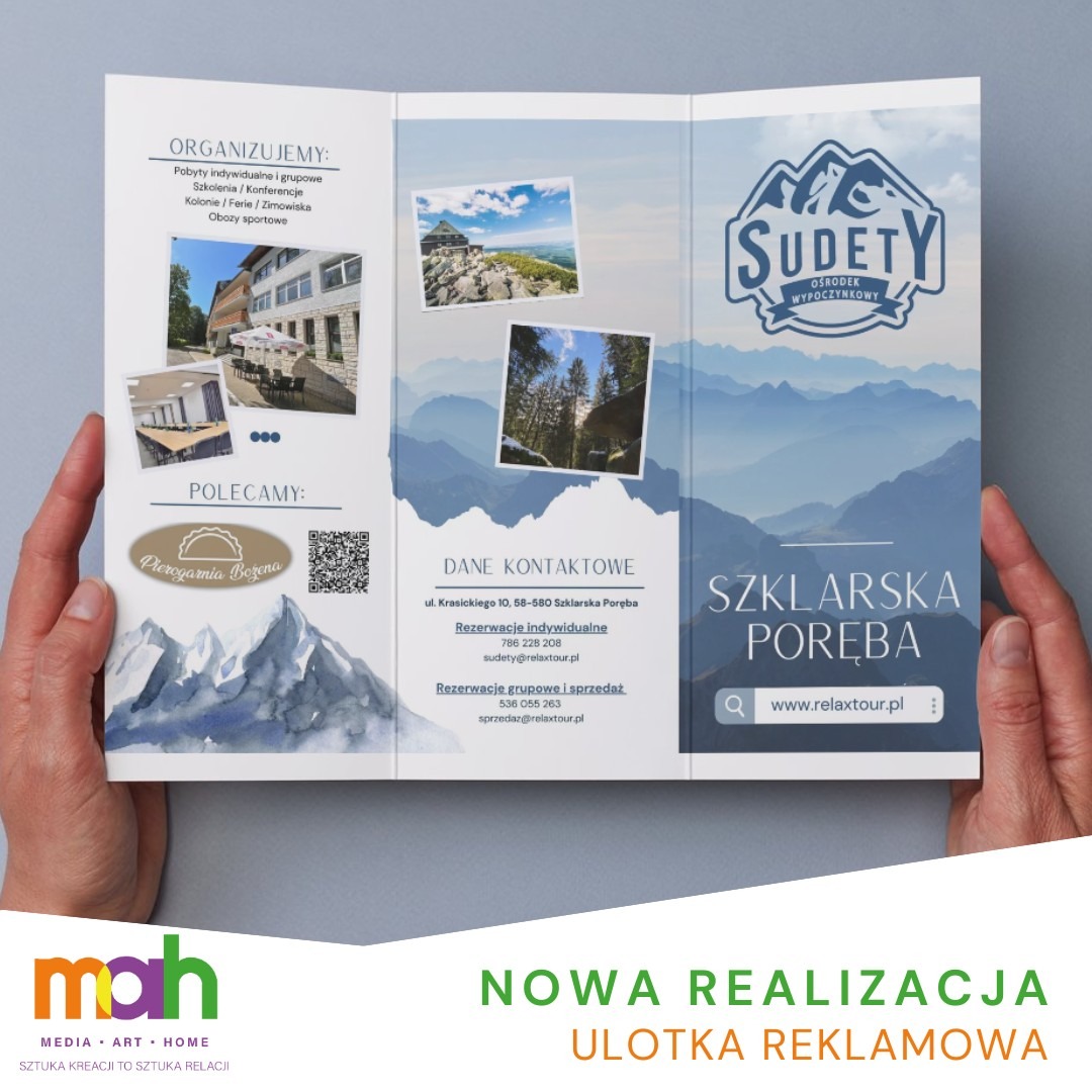 Dłonie trzymają rozłożoną, trójdzielną ulotkę reklamową z motywami górskimi, logo Sudety i informacjami kontaktowymi do ośrodka wypoczynkowego w Szklarskiej Porębie, na dole widoczny logotyp...