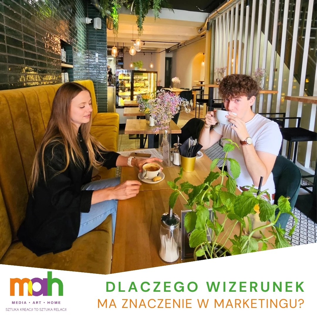 Dwie osoby siedzą przy drewnianym stole w kawiarni, pijąc kawę. Na stole wazon z miętą i cukiernica. W tle logo firmy MAH oraz napis 'Dlaczego wizerunek ma znaczenie w marketingu?'