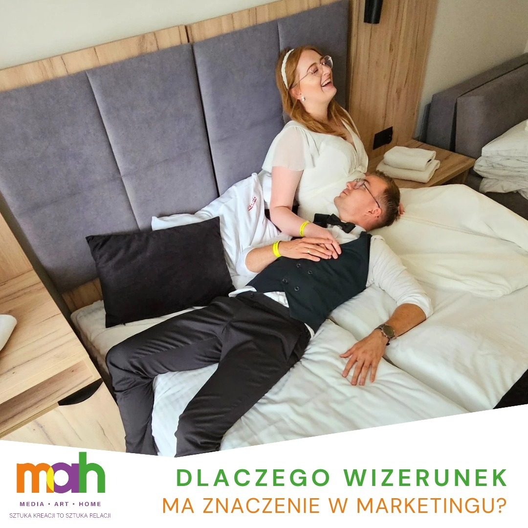 Para leżąca na łóżku w hotelowym pokoju, kobieta śmieje się, mężczyzna w muszce i kamizelce spoczywa z zamkniętymi oczami, w dolnej części grafika z pytaniem 'Dlaczego wizerunek ma znaczenie...