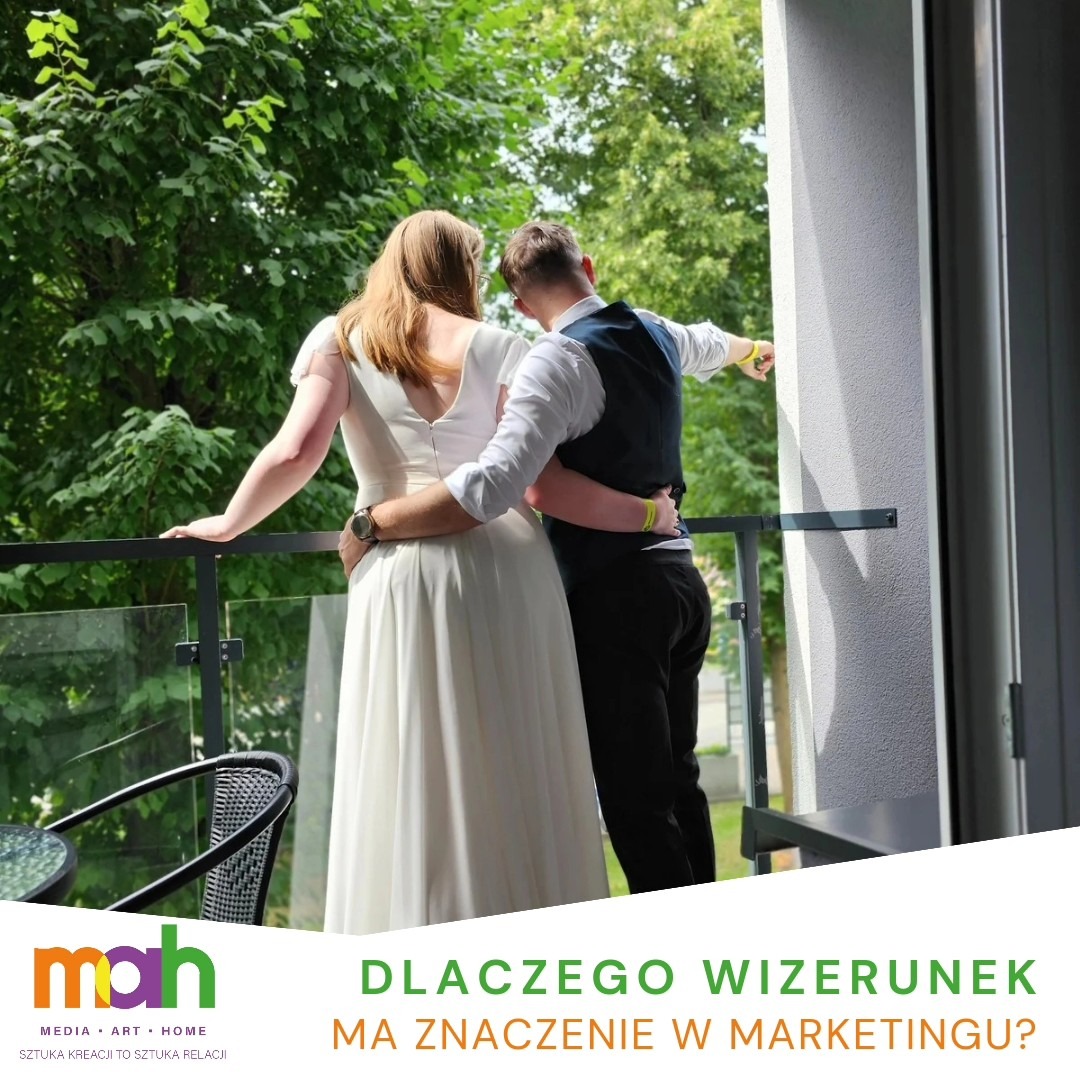 Para obejmująca się na balkonie z widokiem na zieleń, mężczyzna wskazuje palcem w dal, w dolnej części grafika z pytaniem: Dlaczego wizerunek ma znaczenie w marketingu?