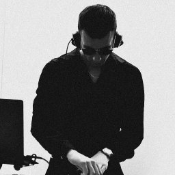 O.B.N.D EVENT - Czarno-białe zdjęcie DJ-a w słuchawkach i okularach przeciwsłonecznych, miksującego muzykę na profesjonalnym sprzęcie. Widoczny laptop i zegarek na ręce.