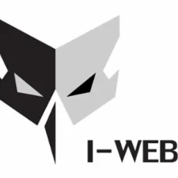 Graficzne logo I-WEB przedstawiające stylizowaną, dwukolorową maskę w odcieniach szarości i czerni na białym tle.