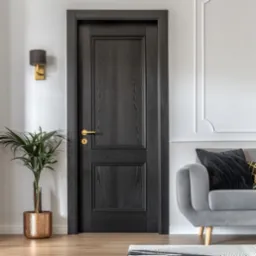 Ciemne, drewniane drzwi z złotą klamką w eleganckim wnętrzu z szarą sofą i rośliną w złotej doniczce, oświetlone subtelnym światłem z lampy ściennej.