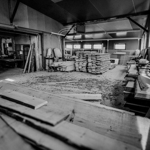 Staranne suszenie drewna aby zapewnić jakość naszym drzwiom.