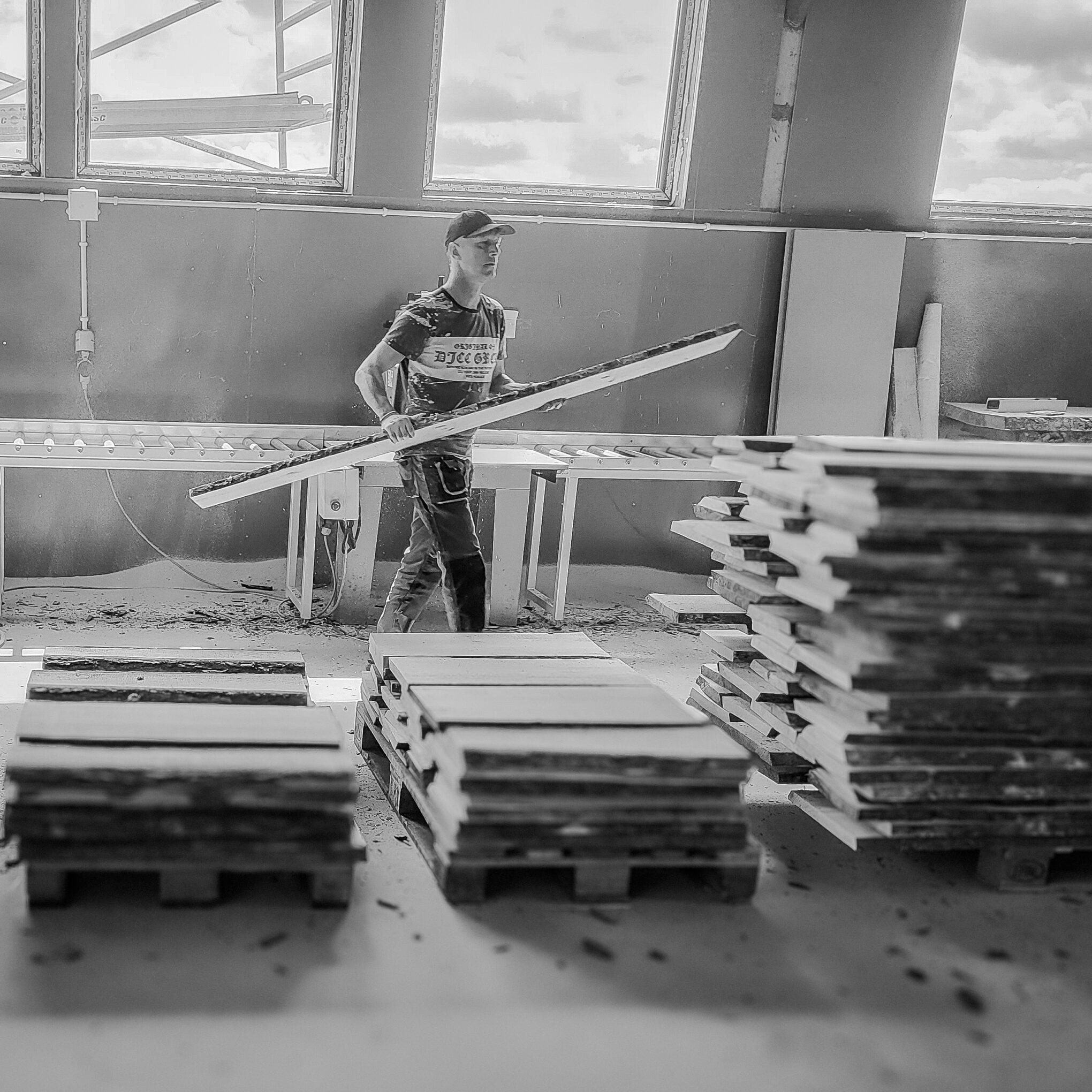 Zespół fachowców na każdym etapie produkcji drzwi w firmie Lasek