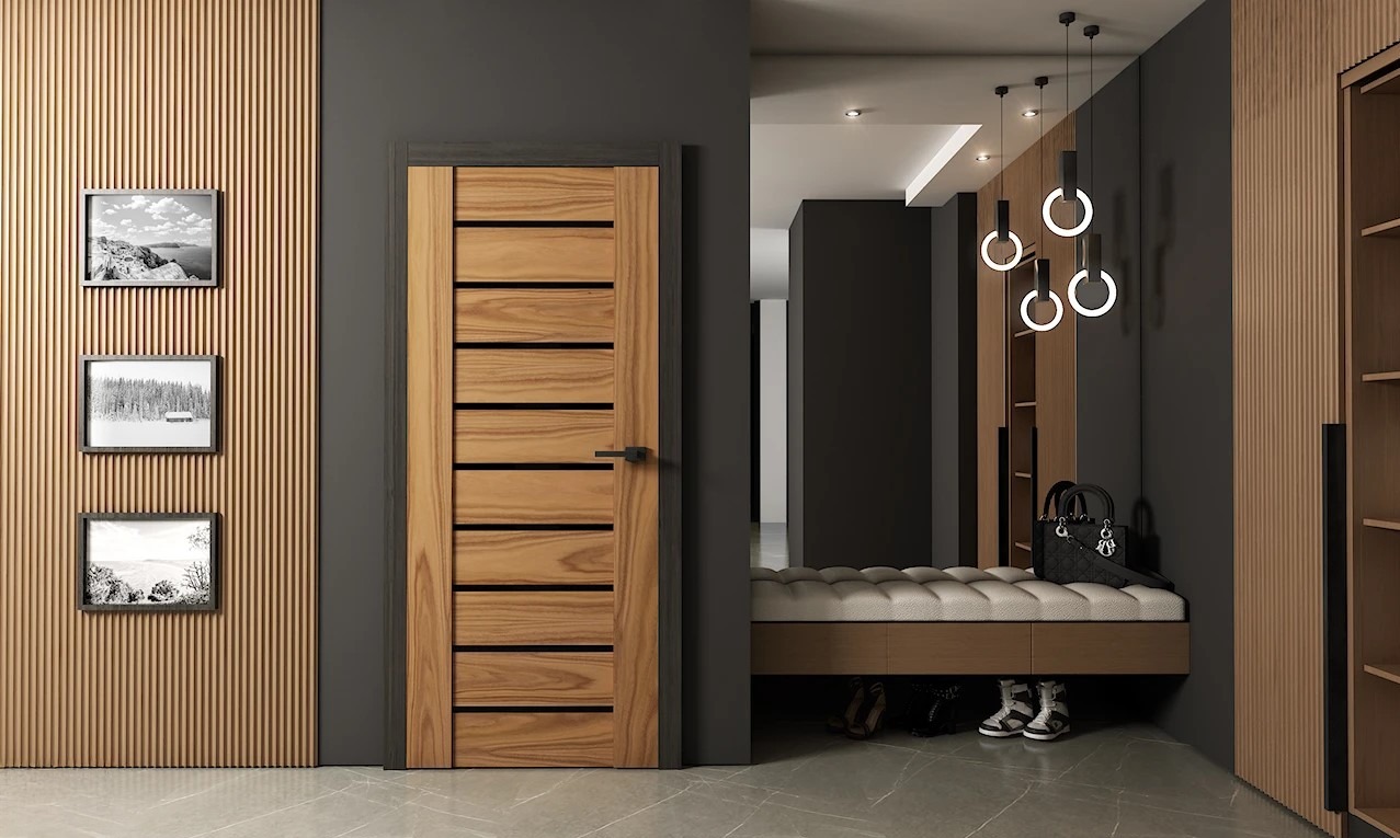 Nowoczesne drzwi z poziomymi panelami z jasnego drewna, osadzone w ciemnej ościeżnicy, na tle ściany z drewnianymi lamelami i trzema obrazami w czarnych ramkach. W tle widoczny fragment przedpokoju...