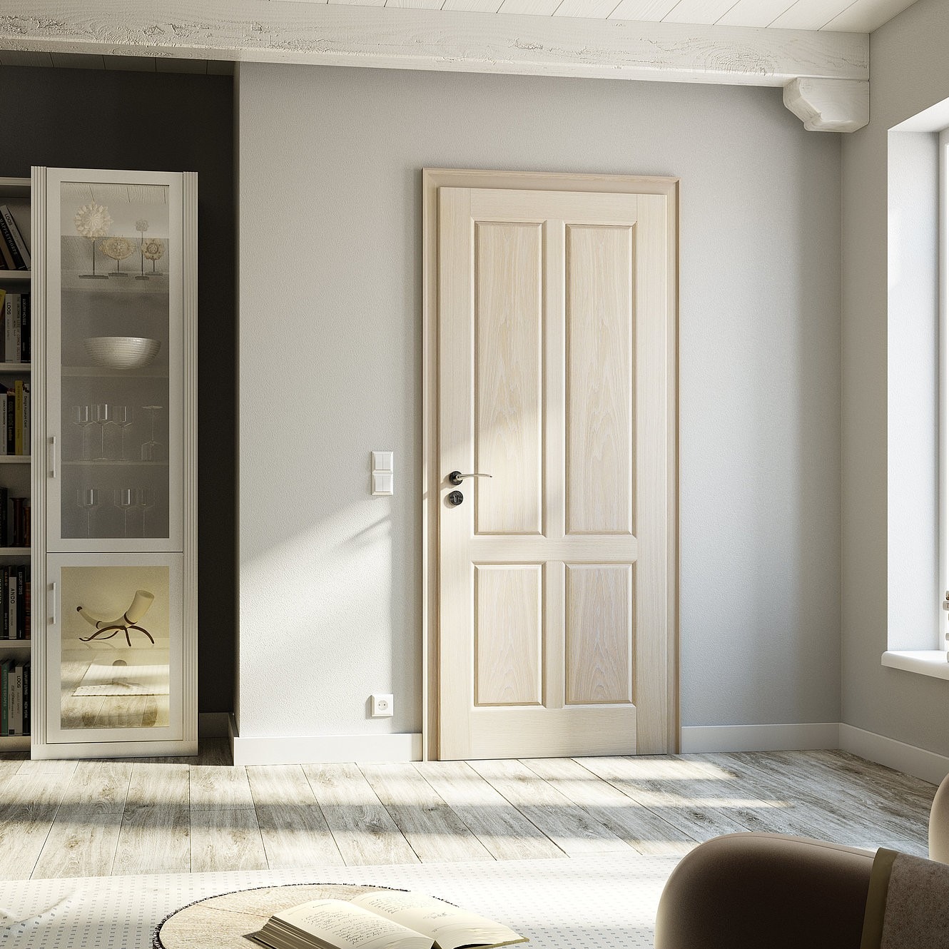 Jasne, czteropanelowe skrzydło drzwiowe z klamką, wkomponowane w jasne wnętrze z drewnianą podłogą i regałem na książki, oświetlone naturalnym światłem wpadającym przez okno.