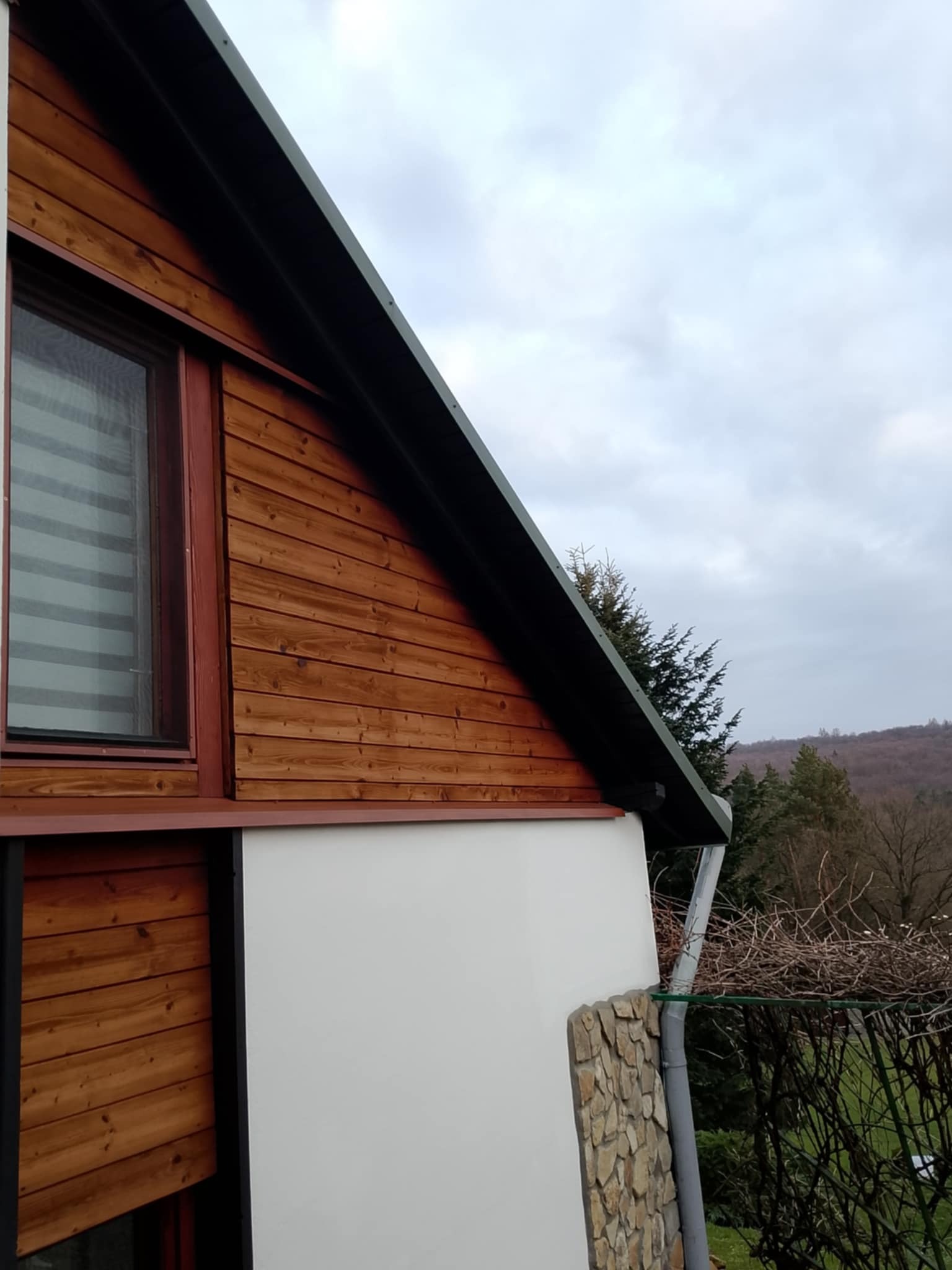 Drewniana elewacja,okucia blacha złoty dąb.