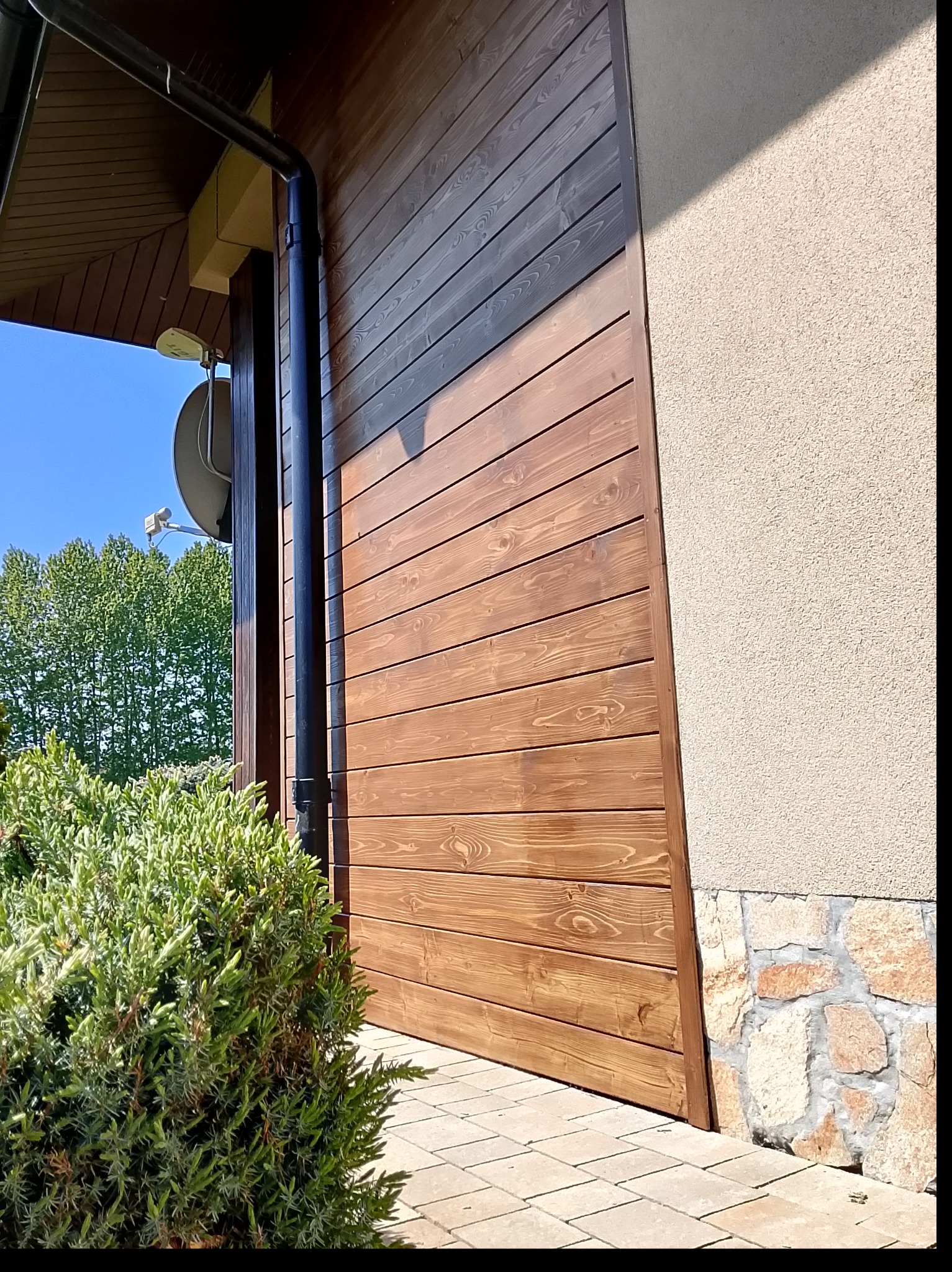 Drewniana elewacja deska świerkowa 140x22mm w kolorze palisander z palety Tikkurila.