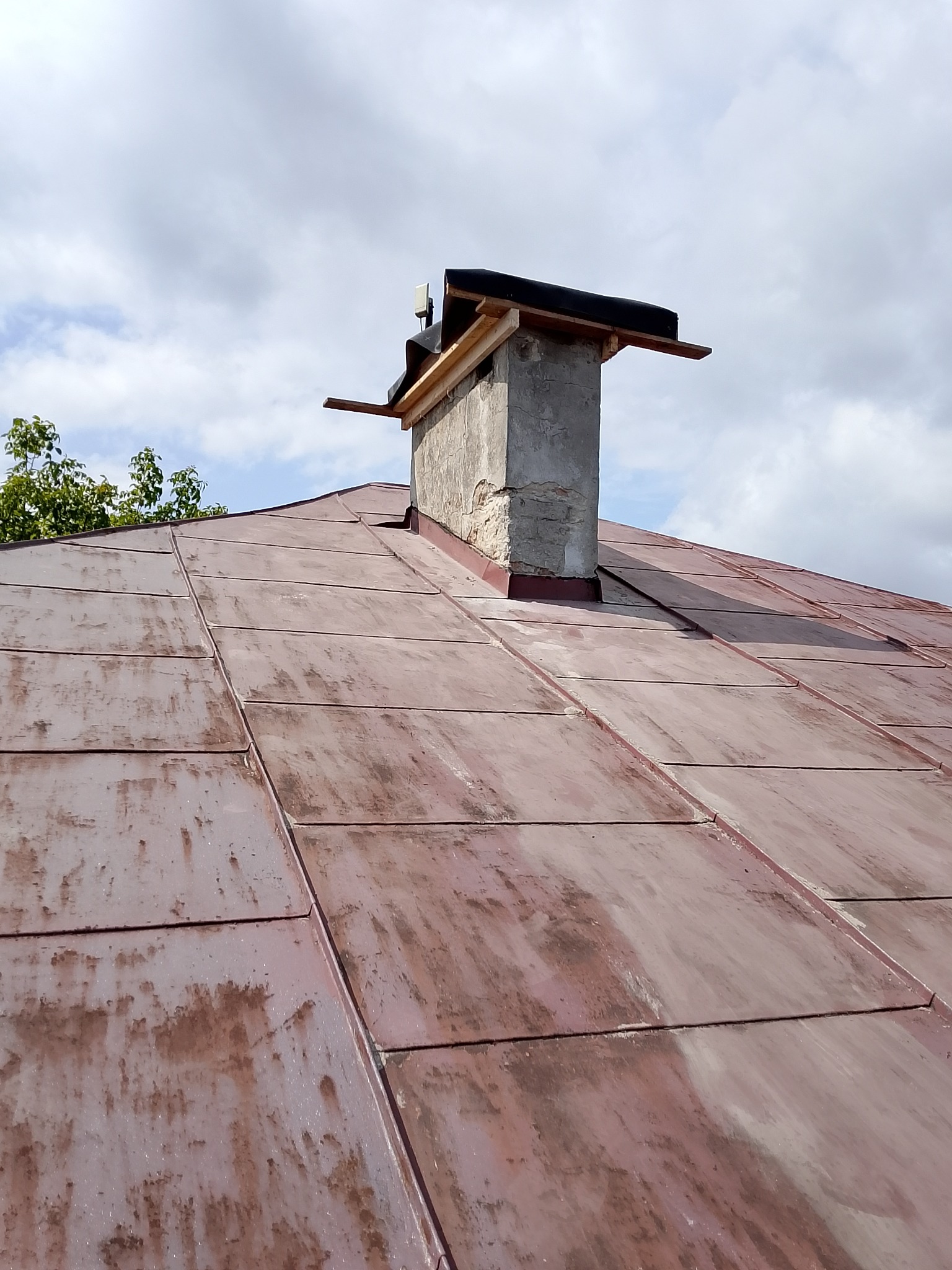 Renowacja kominów wraz z okuciem, czyszczenie,mycie i malowanie dachu.