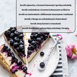 PRACOWNIA DOBROCI SPÓŁKA Z OGRANICZONĄ ODPOWIEDZIALNOŚCIĄ - Trzy apetyczne kawałki sernika z borówkami na białym talerzu, obok łyżeczka i różowy kwiat. Widoczne menu z różnymi smakami serników i cenami.