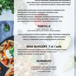 PRACOWNIA DOBROCI SPÓŁKA Z OGRANICZONĄ ODPOWIEDZIALNOŚCIĄ - Menu z ofertą dań: tarta wytrawna, tortille, mini burgery i hummus. Widoczne tortille z warzywami i sosem. Całość w jasnej tonacji, z elementami dekoracyjnymi.
